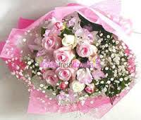 18 pink white roses hand tied bouquet