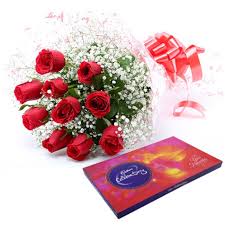 8 red roses with chocolate box