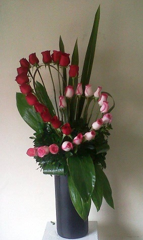 red pink roses heart style in a vase