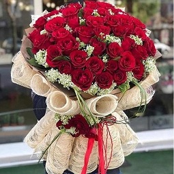 100 Red Roses Bouquet with Jute paper rolled packing