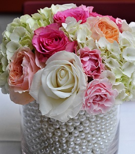 Pearls in a glass bowl with 12 pastel deluxe roses in white and pink