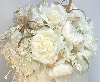 20 White pastel roses in lace and white net and beads string